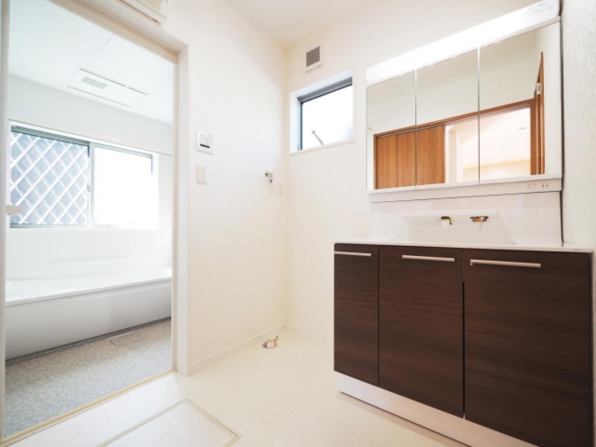 洗面脱衣室の収納アイデアで暮らしをもっと快適に！おしゃれな収納術でスッキリとした空間を実現する方法とは？