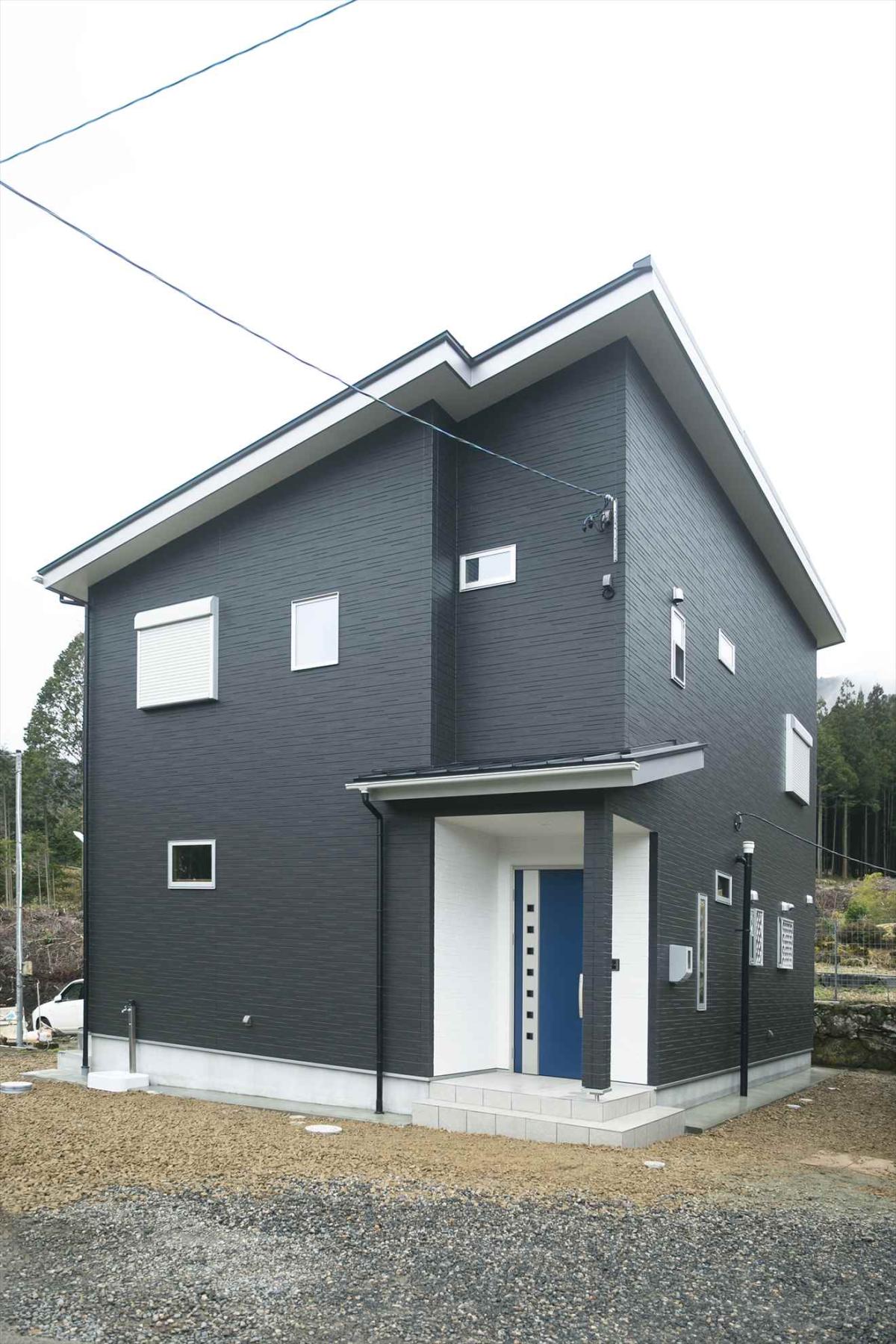 2階建てで4LDKのモダンな外観