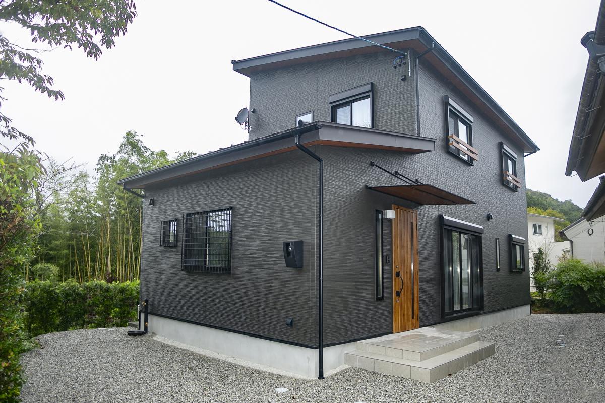 黒を基調としてすっきりとした佇まいの35坪4LDK